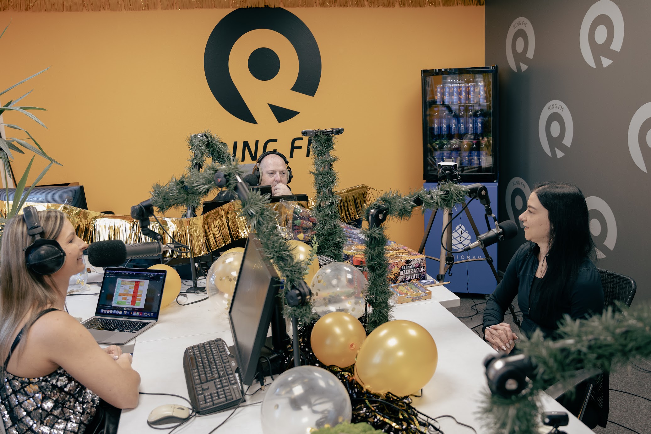 Hommikuprogrammi saatejuht Kristjan Veedler koos külalissaatejuhi, Võrumaa Teataja peatoimetaja Kadi Annomiga uurimas personaaltreener Kristina Noorsalult (paremal), kuidas uut aastat tervislikumalt alustada ja kuidas teha nii, et trennihoog pärast paari nädalat ei raugeks. FOTOD: Aigar Nagel